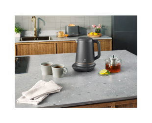Virdulys Electrolux Explore 7 E7K1-6BP Electric, 2400 W, 1.7 L, Plastic, 360° rotational base, Black