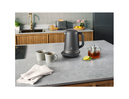 Virdulys Electrolux Explore 7 E7K1-6BP Electric, 2400 W, 1.7 L, Plastic, 360° rotational base, Black